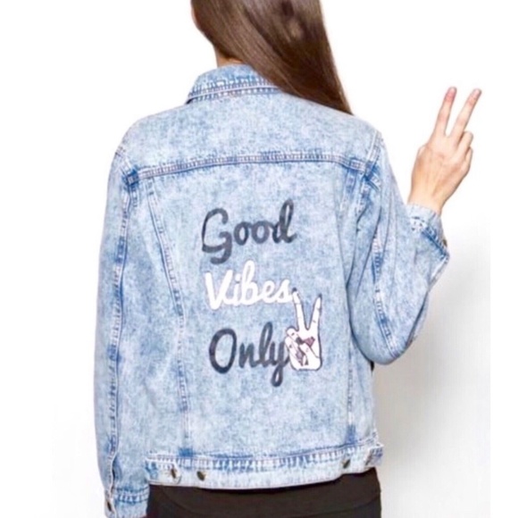 Honey Punch Good Vibes Only Jean Jacket Size M - Picture 12 of 12
